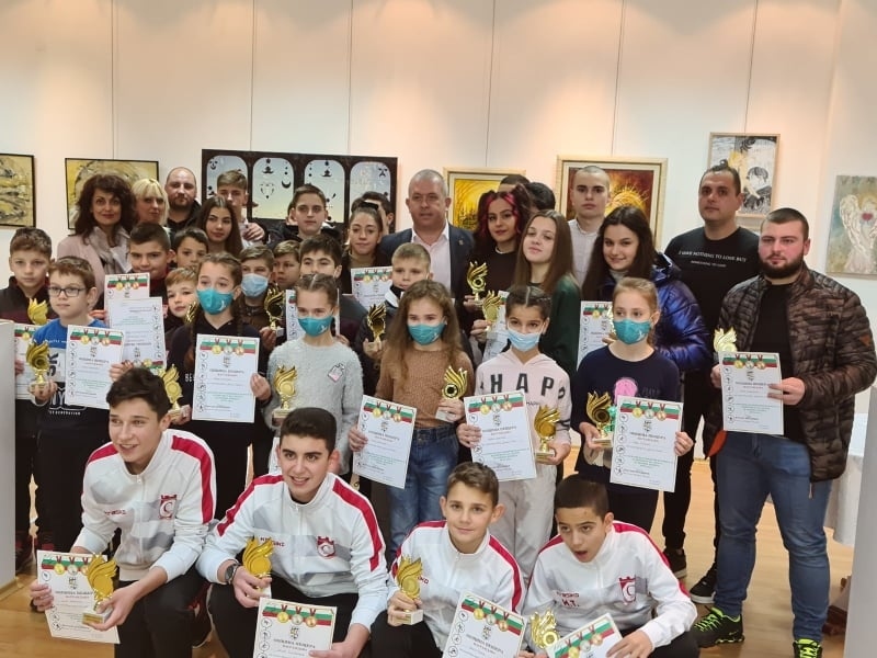Кметът Младенов награди най-добрите спортисти на община Пещера за 2021 година